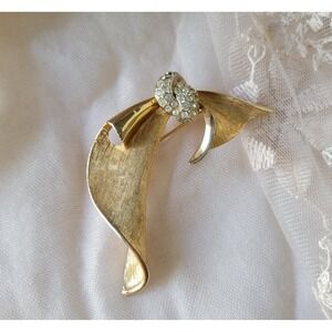 Bow brooch rhinestone knot BSK signed vintage 1960s elegant unisex lapel jewelry